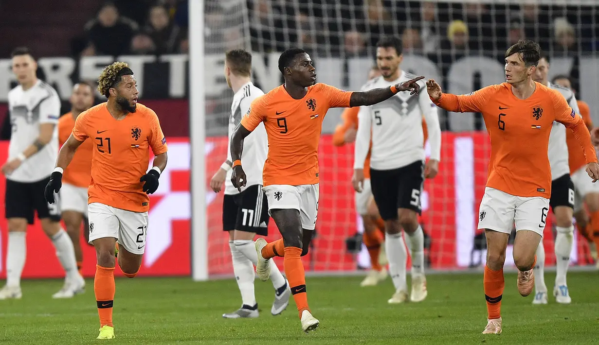 Para pemain Belanda merayakan gol yang dicetak oleh Quincy Promes ke gawang Jerman pada laga UEFA Nations League di Veltins Arena, Gelsenkirchen, Senin (19/11/2018). Kedua tim bermain imbang 2-2. (AP/Martin Meissner)