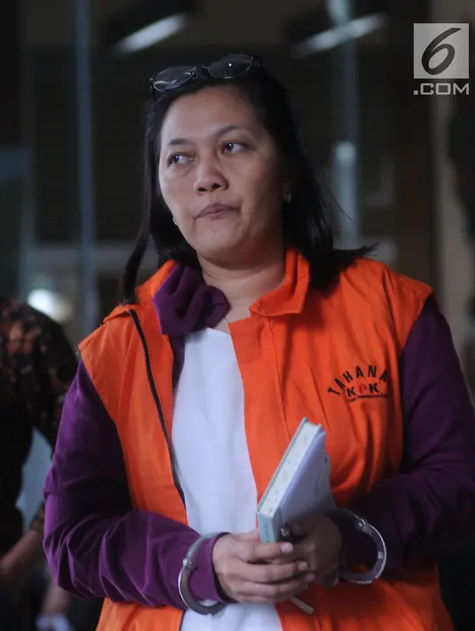 Orang kepercayaan Anggota DPR Bowo Sidik Pangarso, Indung usai menjalani pemeriksaan di Gedung KPK, Jakarta, Jumat (5/4). Indung diperiksa sebagai tersangka terkait kasus dugaan suap kerja sama pengangkutan pupuk melalui kapal. (merdeka.com/Dwi Narwoko)