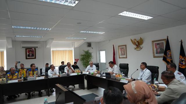 Menteri Koordinator Bidang Perekonomian Airlangga Hartarto saat meninjau langsung perkembangan pembangunan PSN Pelabuhan Internasional Patimban di Kabupaten Subang, Provinsi Jawa Barat, (24/1/2024).