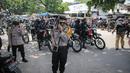 Aparat kepolisian meminta peserta aksi Reuni 212 yang bertahan untuk membubarkan diri di Jalan Abdul Muis, Jakarta, Kamis (2/12/2021). Tindakan ini diambil demi menghindari terjadinya kerumunan massa. (Liputan6.com/Faizal Fanani)