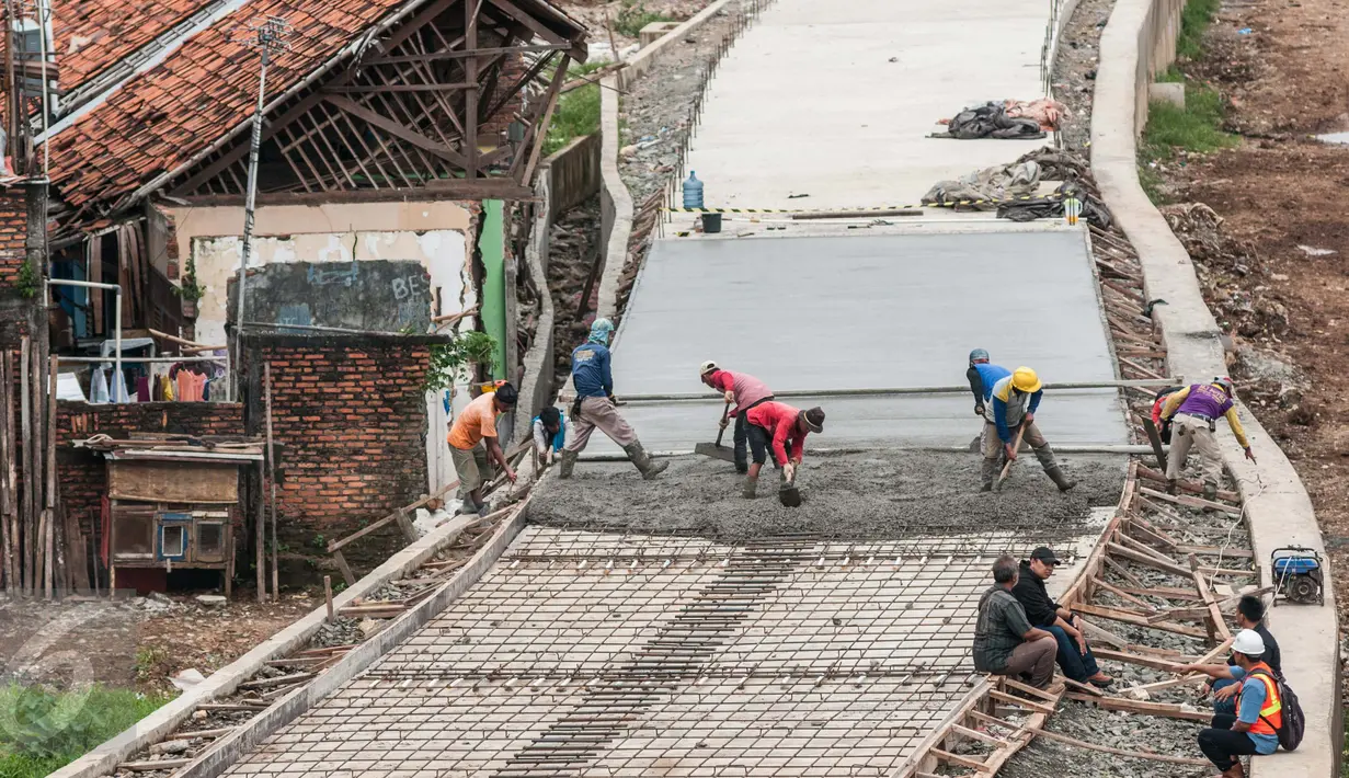 Pekerja menyelesaikan pembangunan jalan Inspeksi di kawasan kali Ciliwung Kalibata, Jakarta, Rabu (30/11). Proyek tersebut selain dapat mempermudah normalisasi sungai serta dapat menjadi alternatif bagi pengguna jalan.  (Liputan6.com/Gempur M Surya)
