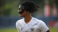 Pemain Timnas Indonesia U-20, Ronaldo Kwateh saat latihan persiapan Kualifikasi Piala Asia U-20 2023 yang berlangsung di Lapangan A Gelora Bung Karno, Jakarta, Selasa (30/08/2022). (Bola.com/Bagaskara Lazuardi)