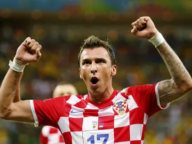 Selebrasi pemain depan Kroasia, Mario Mandzukic, saat merayakan golnya ke gawang Kamerun di Stadion Amazonia, Manaus, Brasil, (19/6/2014). (REUTERS/Siphiwe Sibeko)  