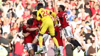 Kiper MU, Andre Onana (tengah), ikut melakukan selebrasi bersama rekan-rekannya setelah Scott McTominay mencetak gol kemenangan Manchester United atas Brentford dalam laga pekan kedelapan Liga Inggris 2023/2024 yang berlangsung di Old Trafford, Sabtu (8/10/2023). (AFP/Darren Staples)