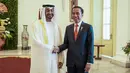 Presiden Joko Widodo menyambut Putra Mahkota Abu Dhabi/Wakil Panglima Tertinggi Angkatan Bersenjata Uni Emirat Arab (UEA) Sheikh Mohamed Bin Zayed Al Nahyan di Istana Bogor, Kamis (24/7/2019). Keduanya menggelar pertemuan bilateral guna membahas sejumlah kerja sama. (Liputan.com/HO/Setkab Agung)