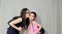 Ayu Ting Ting tampil serba hitam. Sementara Bilqis memadukan ruffle top pink dengan long pants hitam. @ayutingting92.