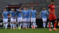 Para pemain Lazio merayakan gol ke gawang Galatasaray pada leg kedua babak 32 besar Liga Europa, di Olimpico, Roma, Jumat (26/2/2016) dini hari WIB. (AFP/Alberto Pizzoli)