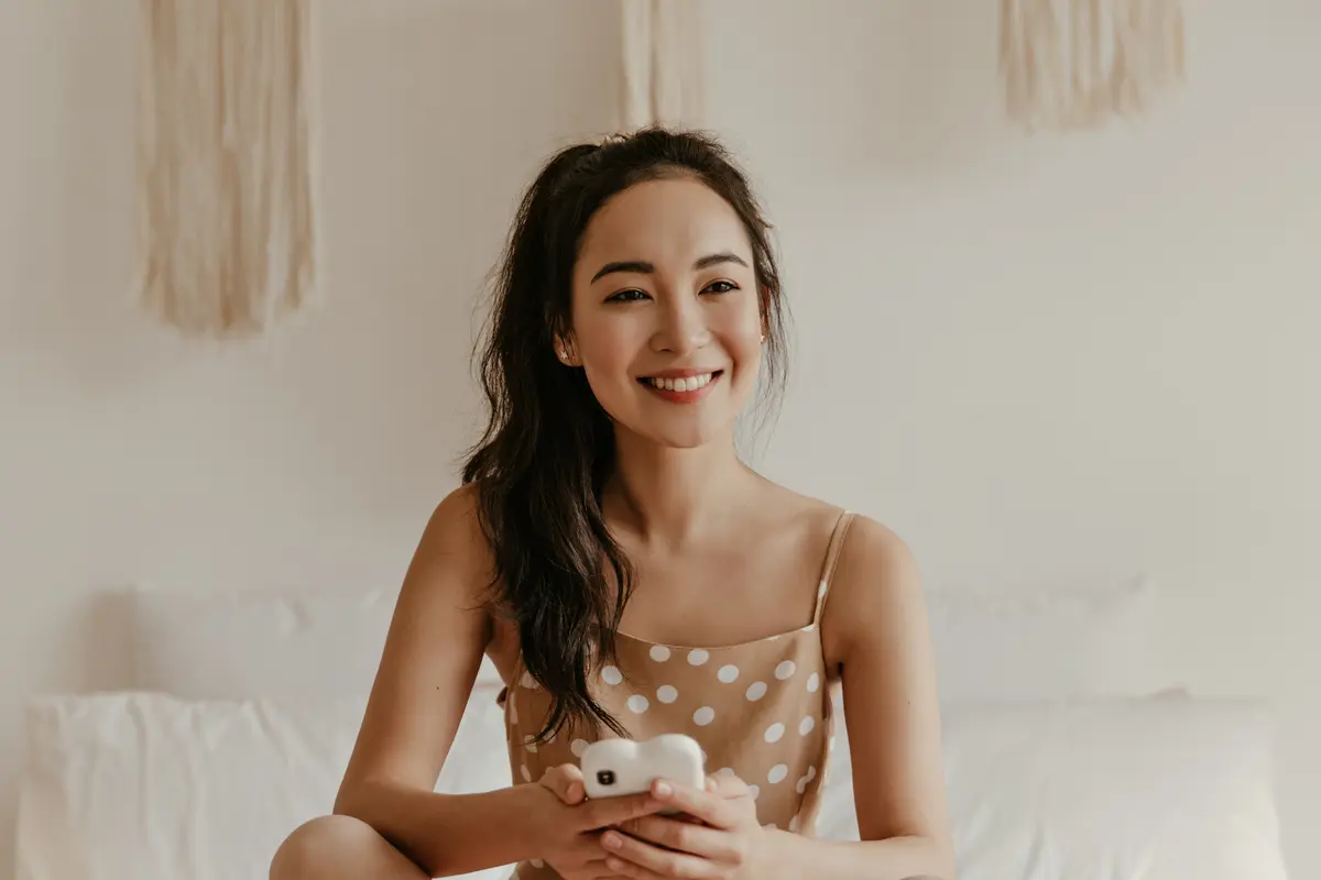 wanita april duduk