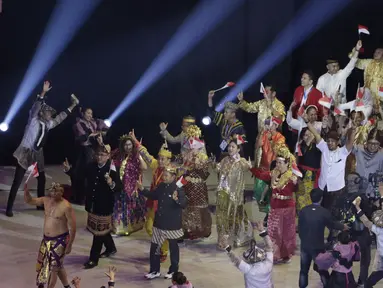 Pakaian adat membuka jalan kontingen Indonesia saat upacara pembukaan SEA Games 2019 di Philipine Arena Bulacan, Manila, Sabtu (30/11). Pesta olahraga se-Asia Tenggara ini akan berlangsung hingga 11 Desember. (Bola.com/M Iqbal Ichsan)