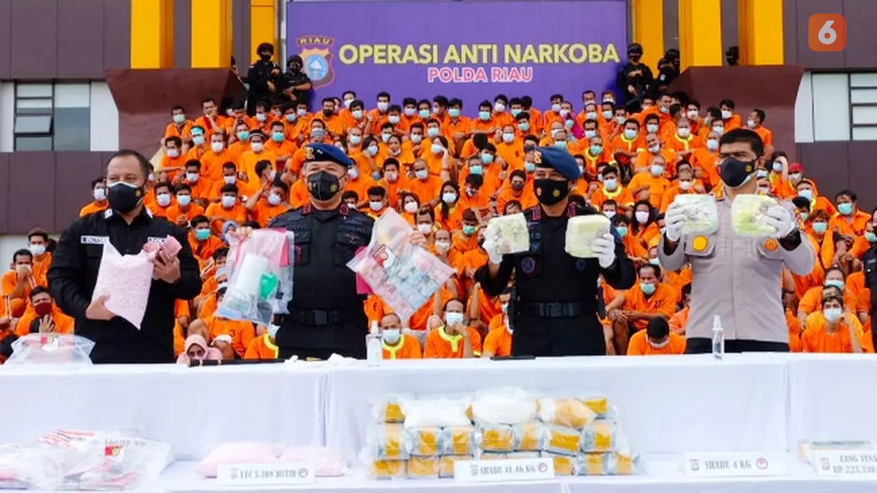Kapolda Riau Irjen Agung Setya Imam Effendi dalam konferensi pers pengungkapan narkoba.