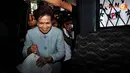 Mulai keluar pintu Gedung KPK hingga masuk ke dalam mobil tahanan KPK, Miranda terlihat menghindari pertanyaan wartawan (Liputan6.com/ Abdul Aziz Prastowo).
