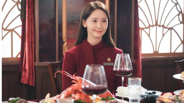 YoonA memerankan tokoh Cheon Sa Rang dalam serial drama King The Land. (Foto: Netflix)