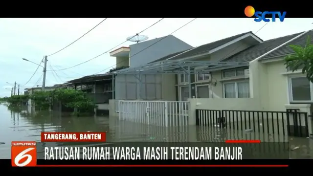 Aliran Kali Ledug meluap hingga permukiman diduga lantaran volume luar biasa akibat banjir kiriman dari Bogor, Jawa Barat.