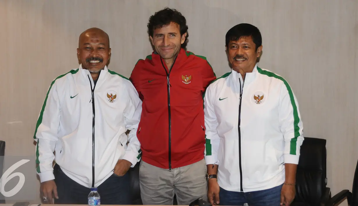 Fachry Husaini, Luis Milla Aspas, dan Indra Sjafri (kiri ke kanan) berfoto bersama saat diperkenalkan di kantor PSSI, Jakarta, Kamis (9/2). PSSI secara resmi mengumumkan pelatih timnas Indonesia Senior, U-19 dan U-16. (Liputan6.com/Helmi Fithriansyah)