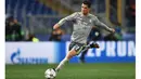 Bintang Real Madrid, Cristiano Ronaldo menjadi salah satu pencetak gol kemenangan timnya saat melawan AS Roma pada leg pertama babak 16 besar Liga Champions, di Olimpico, Roma, Kamis (18/2/2016) dini hari WIB. (AFP / Filippo Monteforte)