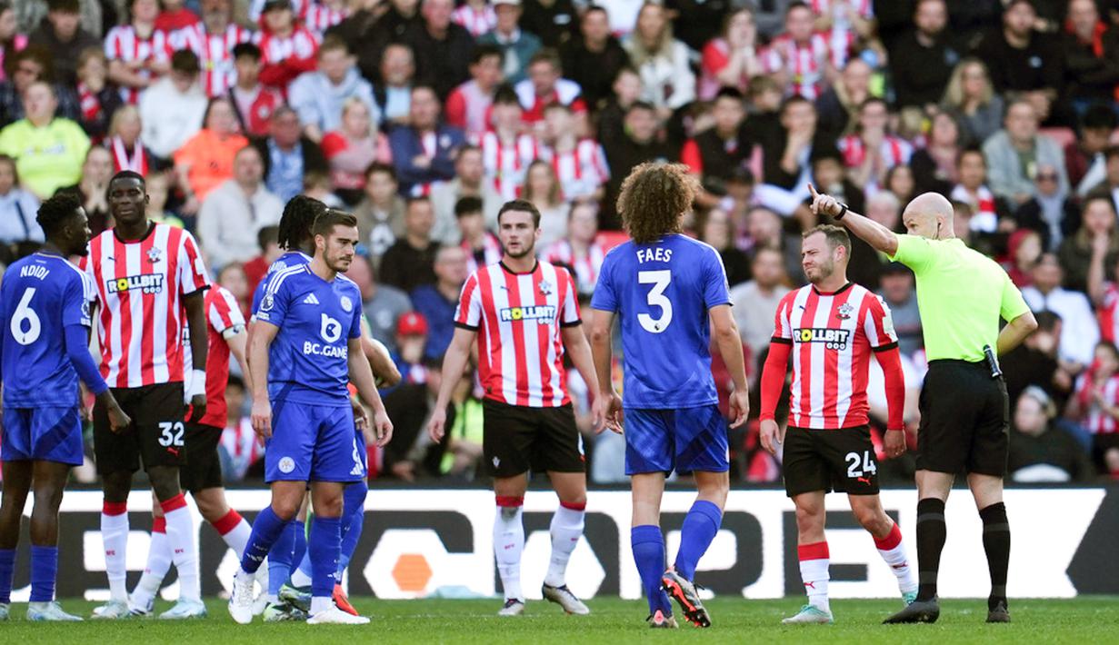 Pemain Southampton, Ryan Fraser, mendapat kartu merah saat melawan Leicester City pada laga pekan kedelapan Premier League 2024/2025 di Stadion St Mary's, Sabtu, (19/10/2024). (Adam Davy/PA via AP)