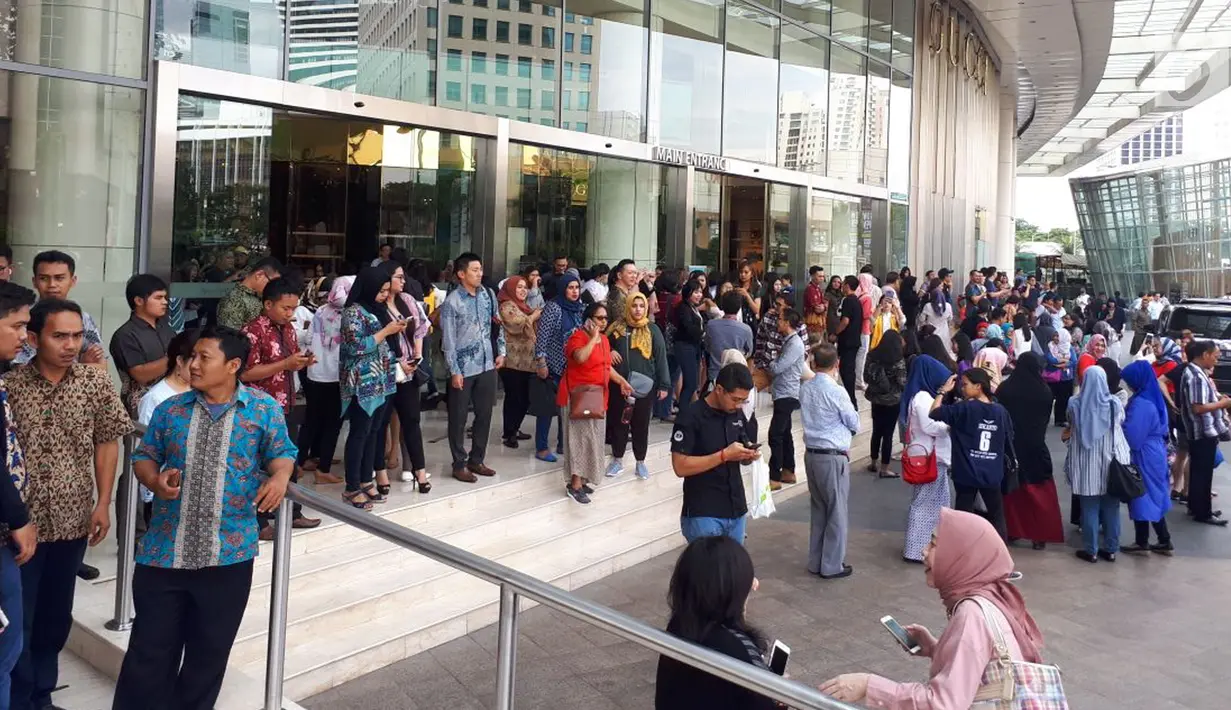 Pengunjung dan karyawan berhamburan keluar dan berkumpul di lobi pusat perbelanjaan Senayan City, Jakarta, Selasa (23/1).  Mereka merasakan guncangan gempa bumi yang berkekuatan 6,4 skala Richter. (Liputan6.com/Fery Pradolo)