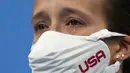 Jessica Parratto, dari Amerika Serikat meneteskan air mata usai berhasil mendapatkan medali perak dalam final loncat indah 10 meter putri Olimpiade Tokyo 2020 di Tokyo Aquatics Center, Selasa (27/7/2021). (Foto: AP/Dmitri Lovetsky)