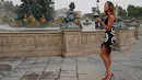 Petenis muda asal Spanyol, Garbine Muguruza berpose dengan trofinya di Place de la Concorde, Paris, (5/6/2016). Petenis cantik ini berhasil mengalahkan Serena Williams dalam final Prancis Terbuka. (REUTERS/Pascal Rossignol)