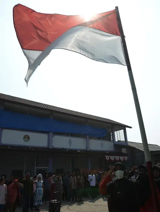 Pasien ODGJ Yayasan Al Fajar Berseri mengikuti upacara bendera memperingati Hari Kemerdekaan Ke-76 RI di Tambun, Bekasi,Jawa Barat  Selasa (17/8/2021). Upacara dilakukan untuk mengingatkan kembali kepada jasa para pahlawan yang memperjuangkan Kemerdekaan Republik Indonesia. (merdeka.com/Imam Buhori)