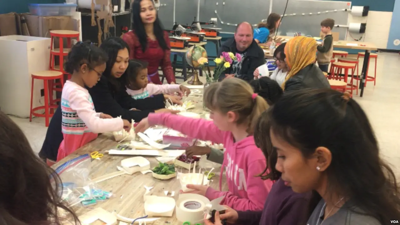 Komunitas Banjar Bali USA mengajarkan anak-anak di Amerika Serikat untuk membuat Canang (VOA)