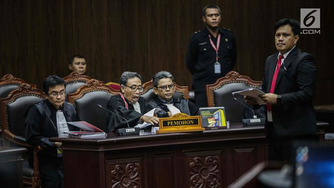Tim hukum Prabowo-Sandiaga bersiap jelang sidang lanjutan sengketa Pilpres 2019 di Gedung Mahkamah Konstitusi, Jakarta, Kamis (20/6/2019). Agenda sidang kali ini adalah mendengarkan keterangan saksi dan ahli dari pihak termohon Komisi Pemilihan Umum (KPU). (Liputan6.com/Faizal Fanani)