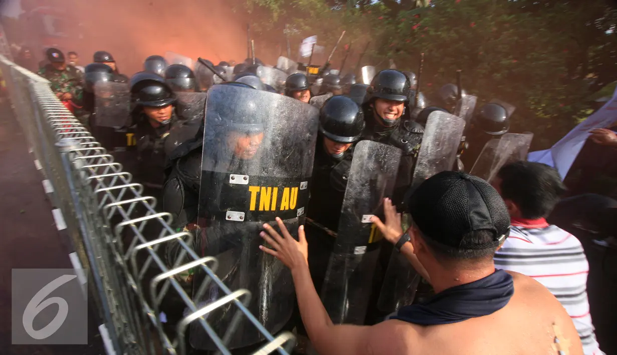 Demonstran bentrok dengan petugas saat mengikuti simulasi giat pengamanan pangkalan udara di Lanud Adisucipto Yogyakarta, (26/5). Simulasi di selenggarakan untuk mengantisipasi aksi kerusuhan saat terjadi unjukrasa. (Liputan6.com/Boy Harjanto)