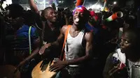 Warga Haiti turun ke jalan-jalan di Port-au-Prince saat merayakan lolosnya tim nasional mereka di putaran final Piala Dunia 2026, pada Selasa 18 November 2025 waktu setempat. Timnas Haiti memastikan lolos ke Piala Dunia 2026 usai mengalahkan Nikaragua dengan skor 2-0. (Clarens SIFFROY/AFP)