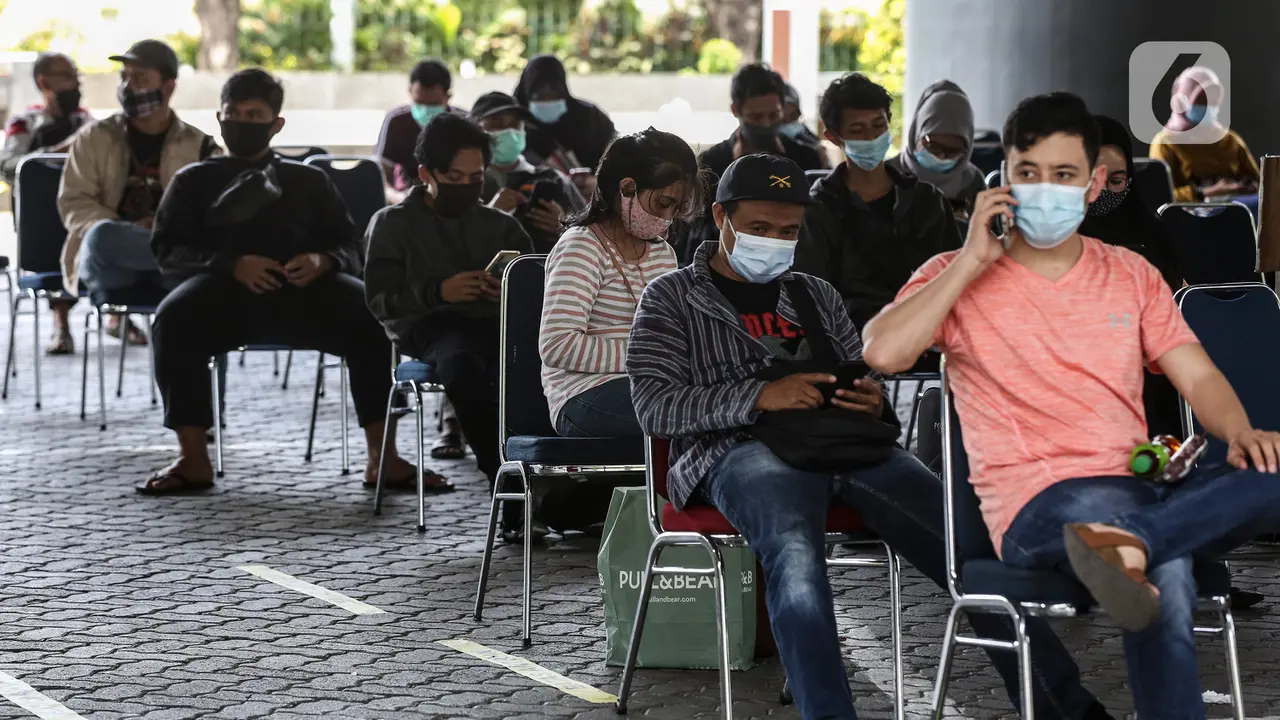Seribuan Penumpang Kereta Rapid Test di Stasiun Gambir
