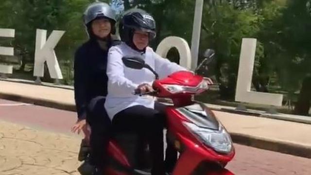 6 Potret Tri Rismaharini Naik Motor Listrik, Kendaraan Dinas Baru