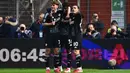 Pemain Como merayakan gol yang dicetak Assane Diao (tengah) dalam laga lanjutan Liga Italia 2024/2025 melawan Napoli di Giuseppe-Sinigaglia Stadium, Como, Italia, Minggu (23/02/2025) waktu setempat. (AFP/Piero Cruciatti)