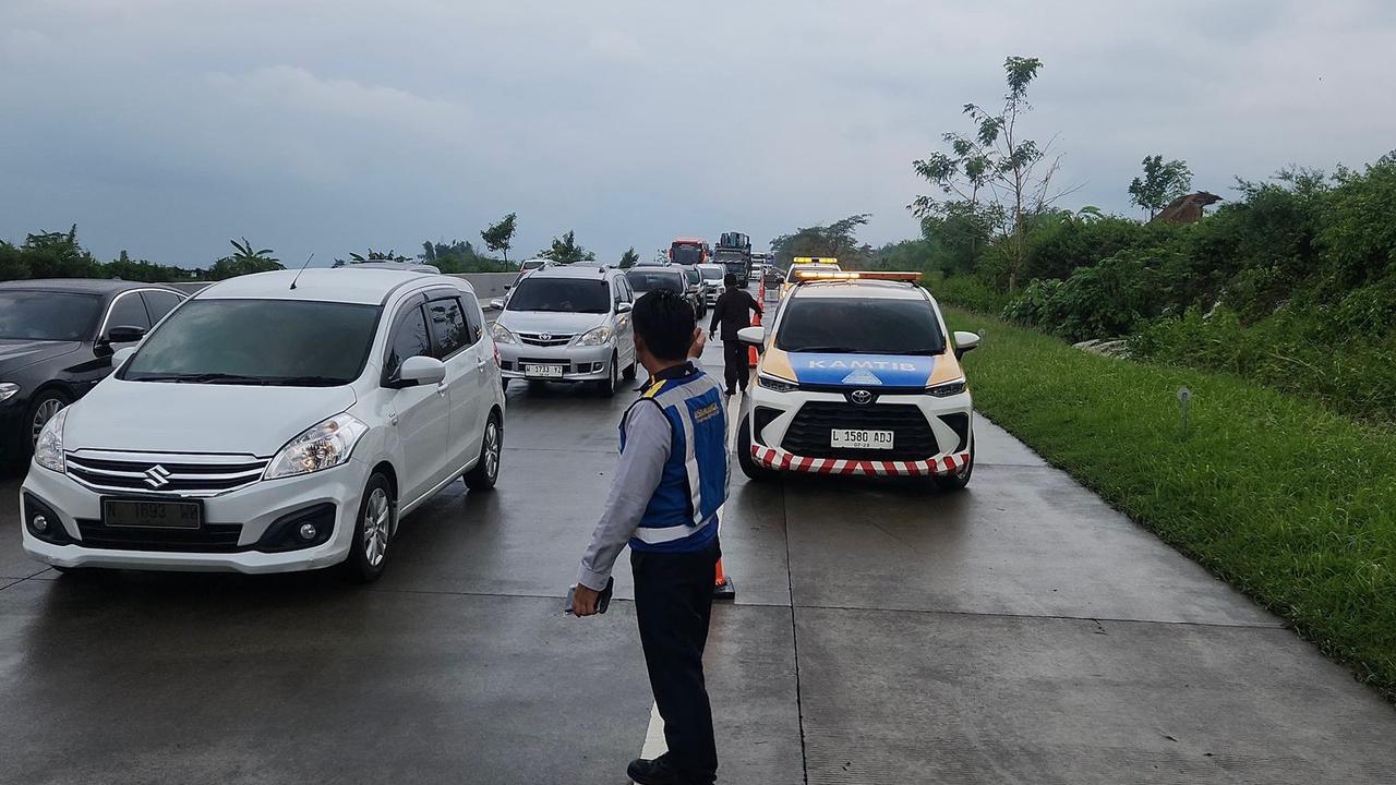 Antrian kendaraan akibat genangan air di Km 67 B arah Surabaya ruas Jalan Tol Pandaan-Malang. (Dok PT Jasamarga Pandaan Malang)