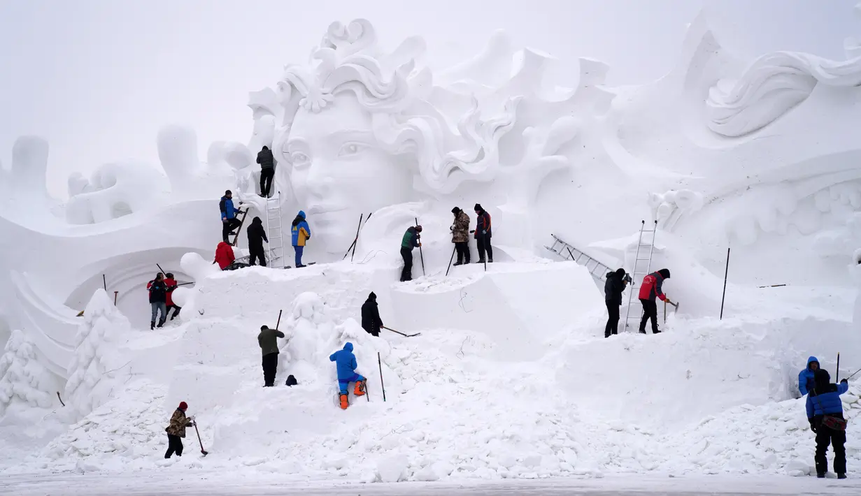 Para pemahat salju mengerjakan karya seni di kompleks Pameran Seni Pahatan Salju Internasional Pulau Matahari Harbin ke-33 di Harbin, Provinsi Heilongjiang, China pada 10 Desember 2020. Ajang tersebut diperkirakan akan dibuka pada pertengahan hingga akhir Desember mendatang. (Xinhua/Wang Jianwei)