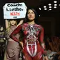Seorang aktivis Peta memegang tanda bertuliskan "Coach: Leather Kills" saat ia berdemonstrasi di runway di show Coach Spring 2024 selama New York Fashion Week di New York City pada 7 September 2023. (ANGELA WEISS / AFP)