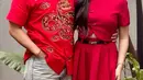 Brisia Jodie mengenakan atasan cheongsam crop dengan kerah tinggi dan kancing shanghai. Dipadukan belt hitam dan long skirt pleated. [@brisiajodie96]