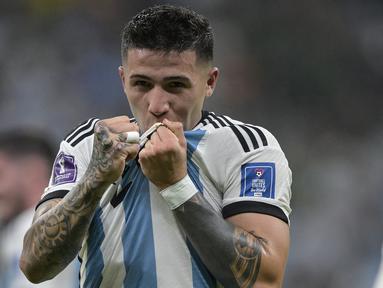 Piala Dunia 2022 telah usai dengan menahbiskan Argentina sebagai juara. Keberhasilan Argentina membuktikan bahwa wakil non Eropa kali ini lebih baik dibanding para wakil Eropa, seperti Prancis yang mereka taklukkan di partai final. Kiprah para wakil non Eropa lainnya memang tak dapat dipandang sebelah mata, seperti Maroko yang tercatat sebagai negara Afrika pertama yang lolos hingga babak semifinal. Dengan pencapaian para wakil non Eropa tersebut, wajar saja jika para pemainnya pun diprediksi bakal menjadi rebutan klub-klub besar Eropa pada bursa transfer Januari mendatang. Seperti lima pemain berikut ini. (AFP/Juan Mabromata)
