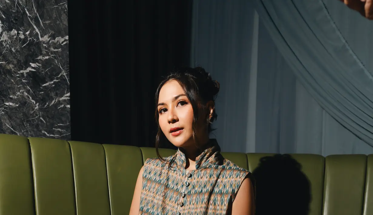 Dipadu dengan rok lace panjang, heels hitam, dan tas Hermes Mini Kelly hitam [dok. Didiet Maulana]