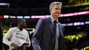 Pelatih Golden State Warriors, Steve Kerr (kanan) tampak kecewa usai timnya kalah dari Lakers 117-97 pada laga NBA basketball game di Los Angeles, (4/11/2016).  (AP /Alex Gallardo)