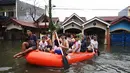 Warga dievakuasi menggunakan perahu karet ketika banjir melanda kawasan Periuk, Tangerang, Banten, Selasa (10/2). Hujan yang terus mengguyur menyebabkan meluapnya Kali Sabi dan merendam ratusan rumah di kawasan tersebut. (ANTARA FOTO/Rivan Awal Lingga)