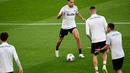 Bek Salzburg Amar Dedic menghadiri sesi latihan menjelang matchday 1 Grup D Liga Champions 2023/2024, di stadion Luz di Lisbon, Selasa (19/9/2023). (Patricia DE MELO MOREIRA / AFP)