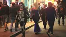 Warga yang mengenakan kostum Halloween melintasi jalan di New Orleans, Louisiana, Amerika Serikat, 31 Oktober 2020. Akibat pandemi COVID-19, perkumpulan warga dibatasi di New Orleans dan semua lokasi ditutup mulai pukul 23.00 waktu setempat pada Sabtu (31/10). (Xinhua/Lan Wei)