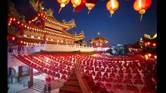 Perayaan Tahun Baru Imlek terlihat semarak di Kuala Lumpur, Malaysia, dengan pelataran kuil berhias ratusan lampion. (shanghaiist.com)