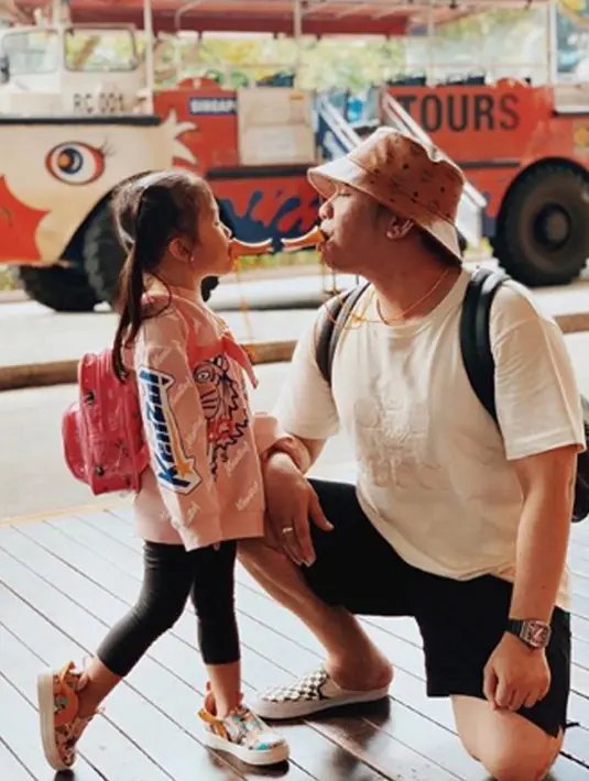 Menghabiskan sore bersama, Jordi mengajak sang keponakan untuk berjalan-jalan. (Liputan6.com/IG/jordionsu)
