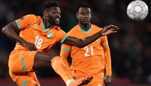 Gelandang Pantai Gading bernomor punggung 18, Ibrahim Sangare, melepaskan tembakan namun gagal mencetak gol selama pertandingan babak 16 besar Piala Afrika (CAN) antara Pantai Gading dan Burkina Faso di Stadion Grand di Marrakesh pada 6 Januari 2026. (FRANCK FIFE/AFP)