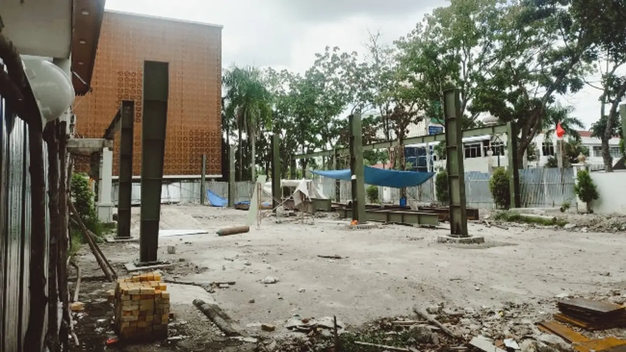 Proyek pembangunan lapangan tenis dari APBD Provinsi Riau di komplek perkantoran Kejati Riau.