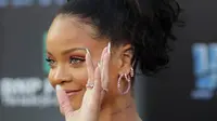 “Payudaranya terlalu penuh dan gaun itu seperti melontarkan suatu kalimat,” ujar salah seorangpenggemar yang melihat Rihanna di acara tersebut. (AFP/Neilson Barnard)