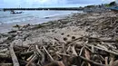 Sampah tersebut didominasi plastik dan potongan bambau serta kayu. (SONNY TUMBELAKA/AFP)