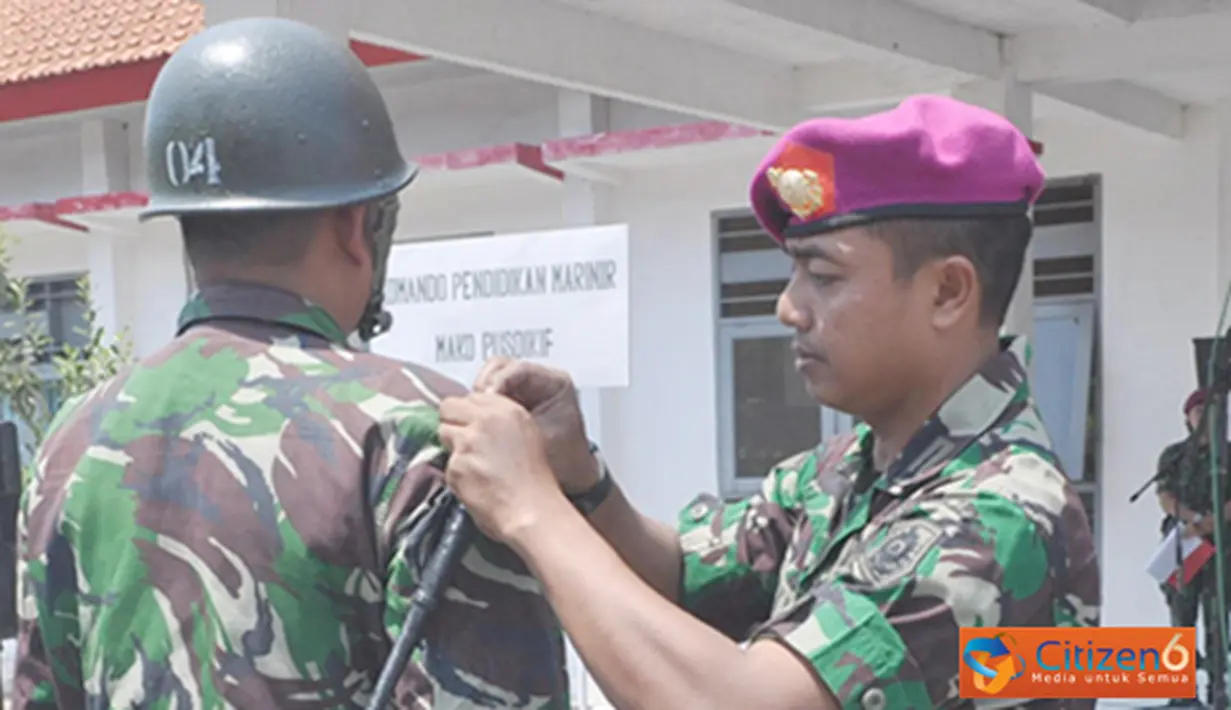 Citizen6, Surabaya: Dansebaif Pusdikif Mayor Marinir Herwin Dicky Wijanarko membuka Sustih Dopper Angkatan ke-5 TA. 2012 di di Lapangan Apel Pusdikif Gunungsari, Surabaya, Kamis (14/9).(Pengirim: Penkobangdikal).