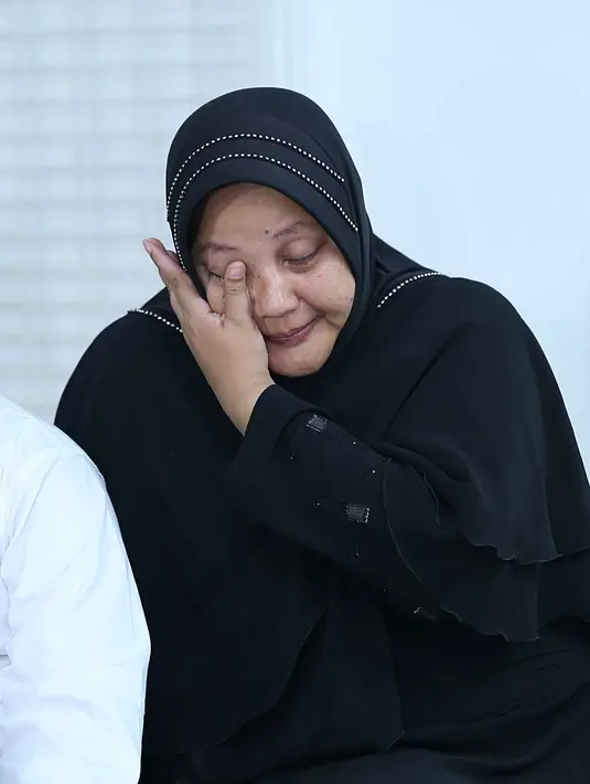 "Tidur dengan tenang nandaku doa doa bunda , babe mas bagus ma mas ganteng dan orang orang yang cinta ma nanda cantika selalu menyertai nanda nur cantika aldi binti alfiansyah" tulis istri Komeng dua hari ditinggal putrinya. (Instagram/indradewi2242)