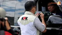 Penyidik KPK sedang berkoordinasi untuk membawa mobil-mobil mantan Presiden PKS ini ke gedung KPK di kawasan Kuningan, Jakarta (Liputan6.com/Aziz Prastowo).